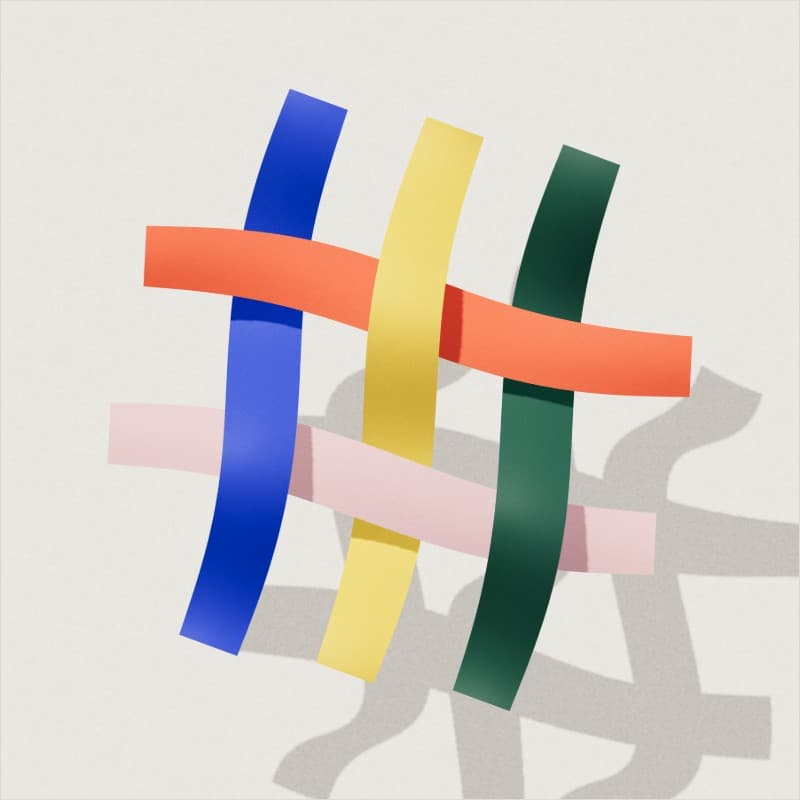 Soft Assembly의 코발트, 주홍, 노랑 종이 리본을 확대한 장면